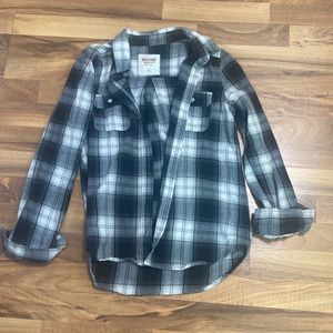 Super cute black & white button up flannel. In great used condition.